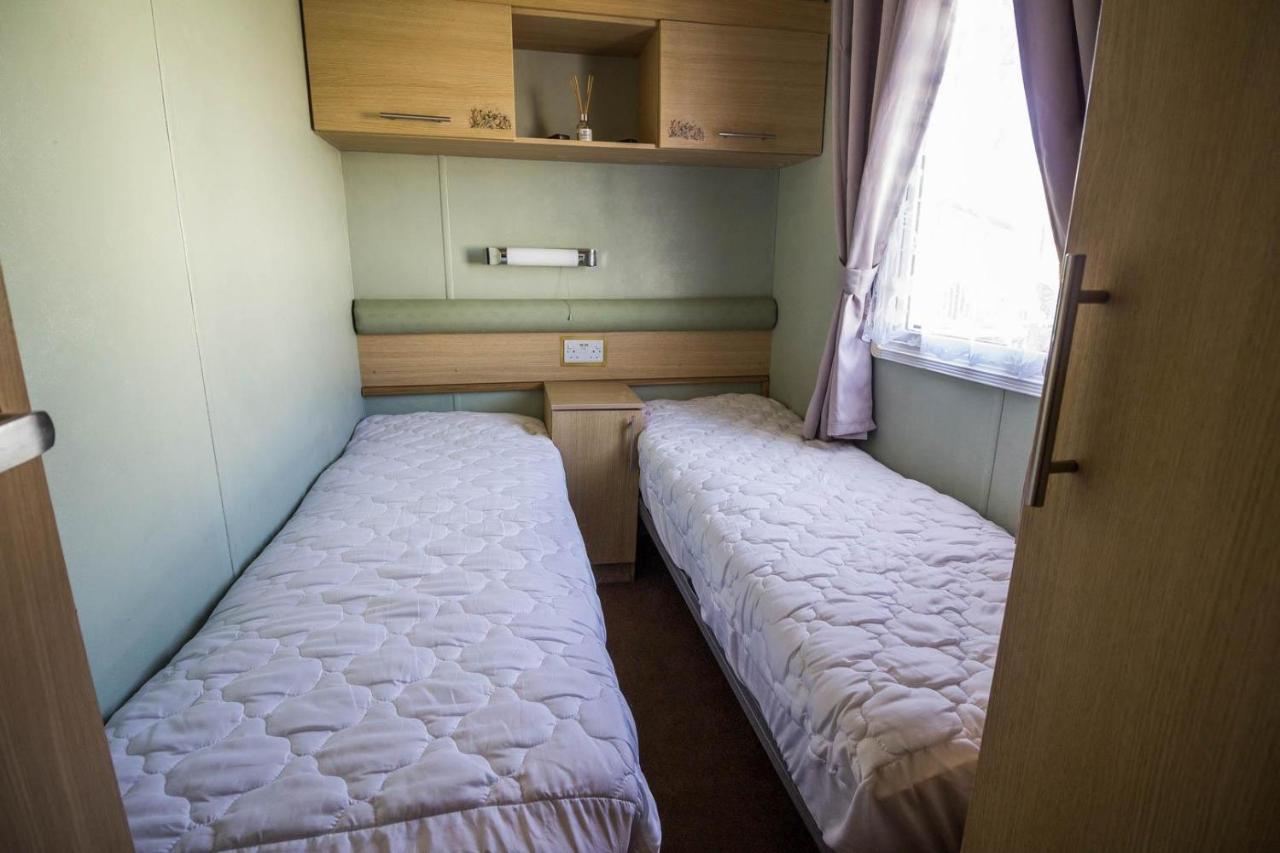 Lovely Caravan With Wifi At Broadland Sands In Suffolk Ref 20035Bs Hotel Hopton on Sea Buitenkant foto