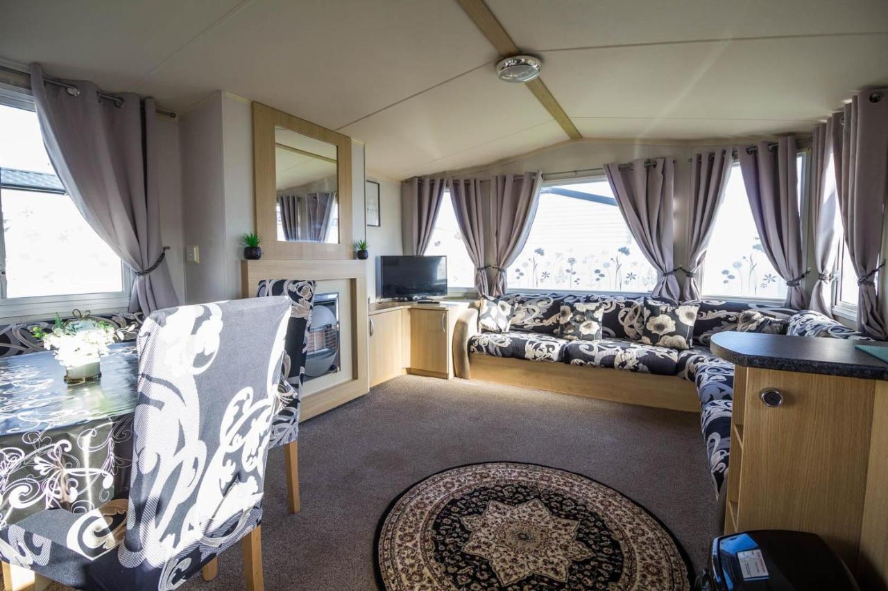 Lovely Caravan With Wifi At Broadland Sands In Suffolk Ref 20035Bs Hotel Hopton on Sea Buitenkant foto