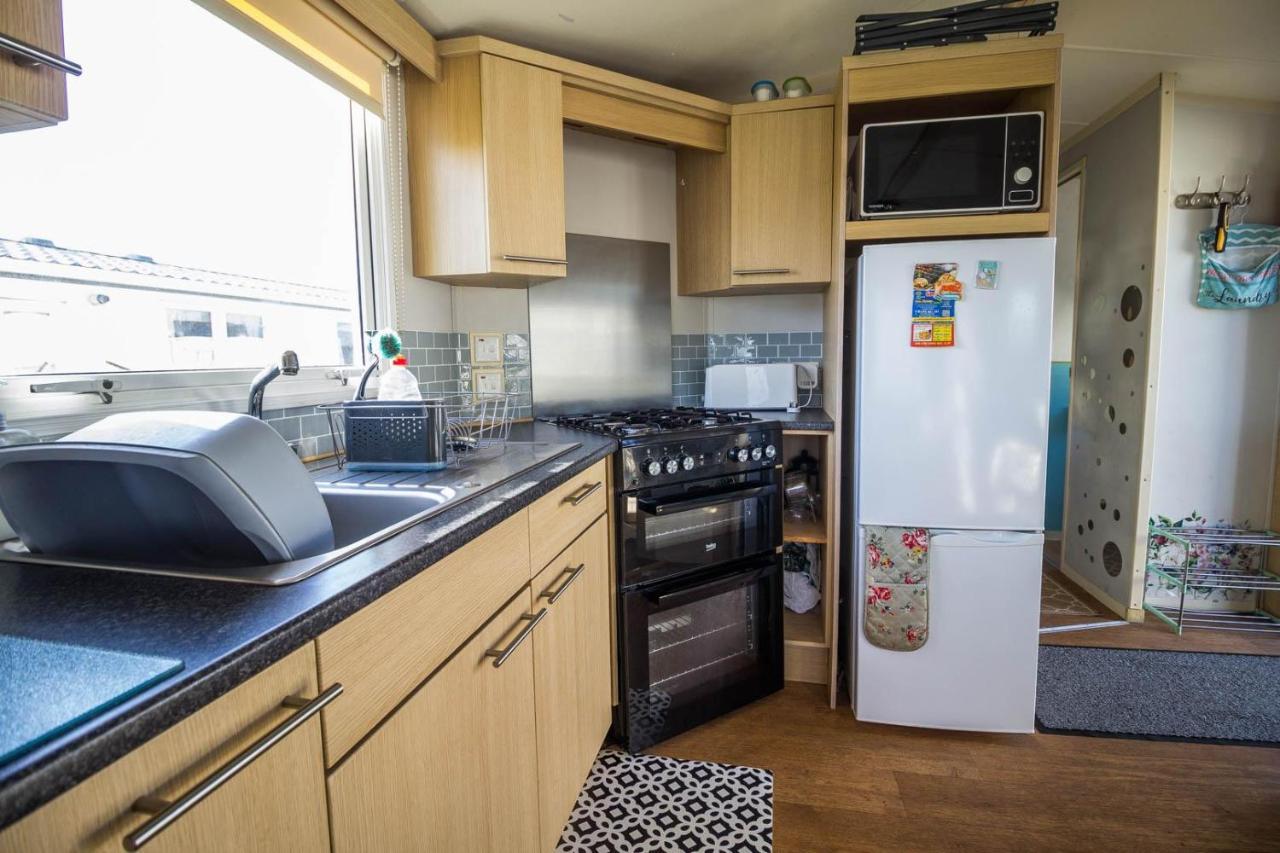 Lovely Caravan With Wifi At Broadland Sands In Suffolk Ref 20035Bs Hotel Hopton on Sea Buitenkant foto