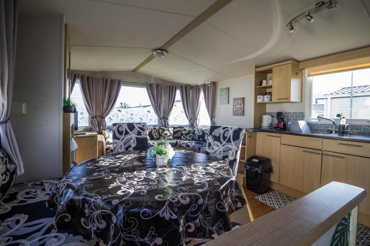Lovely Caravan With Wifi At Broadland Sands In Suffolk Ref 20035Bs Hotel Hopton on Sea Buitenkant foto