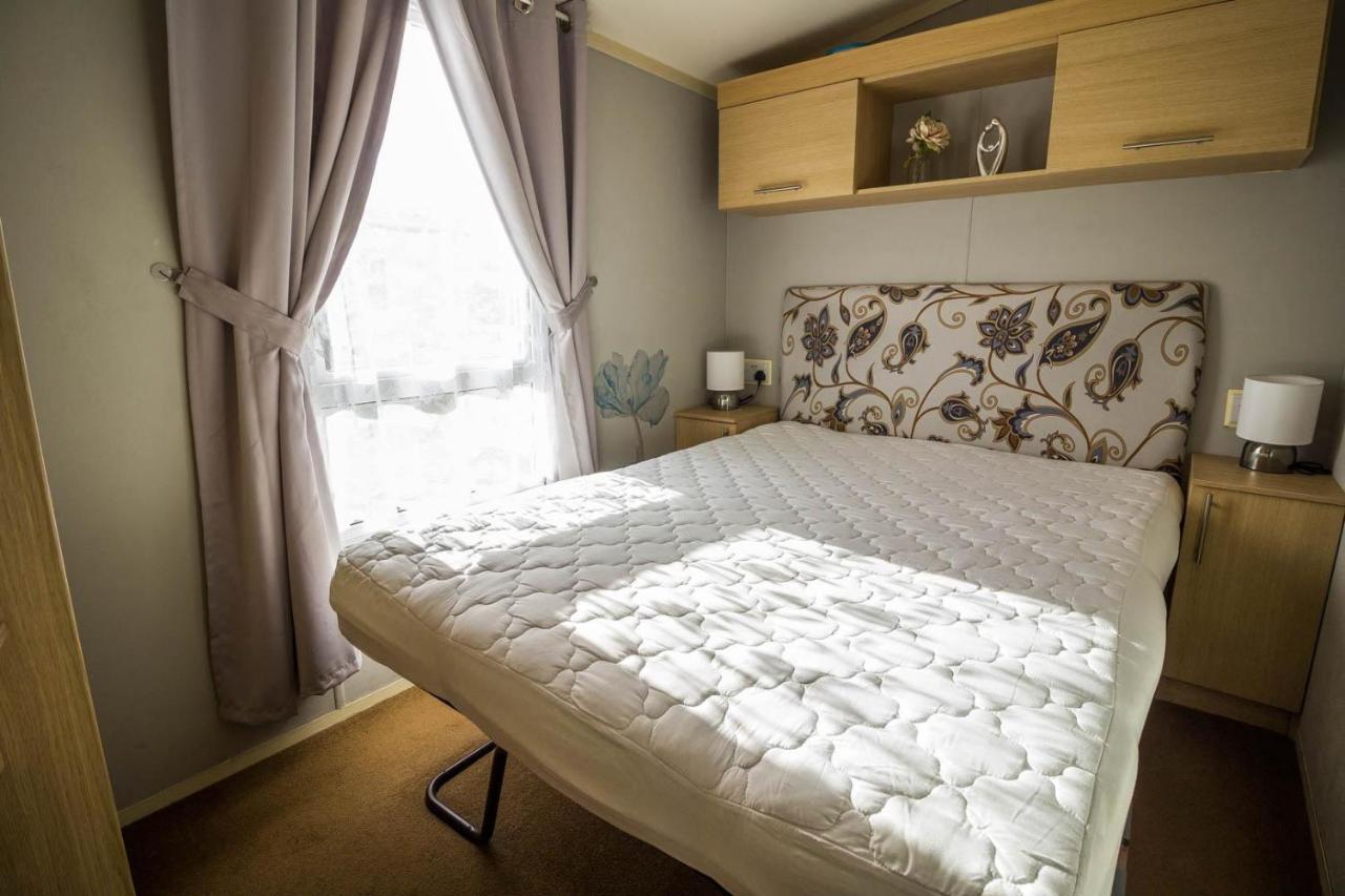 Lovely Caravan With Wifi At Broadland Sands In Suffolk Ref 20035Bs Hotel Hopton on Sea Buitenkant foto
